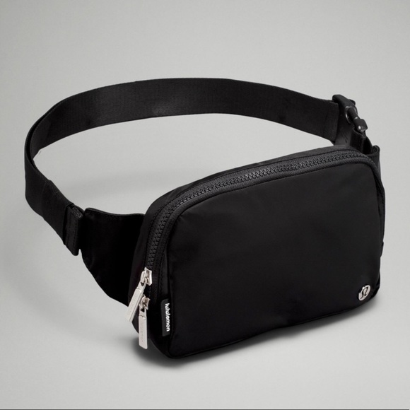 HOT:: Lululemon Everywhere Belt Bag EBB 2L Large - in Black - Picture 4 of 5